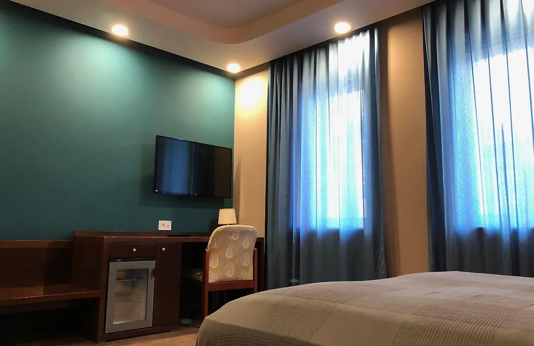 Hotel Cryston-1