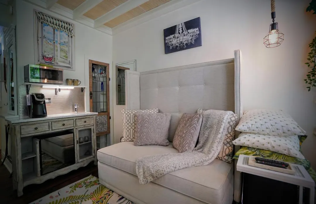 Palm Beach Historic Hotel: Petite Retreat Near Beach-1