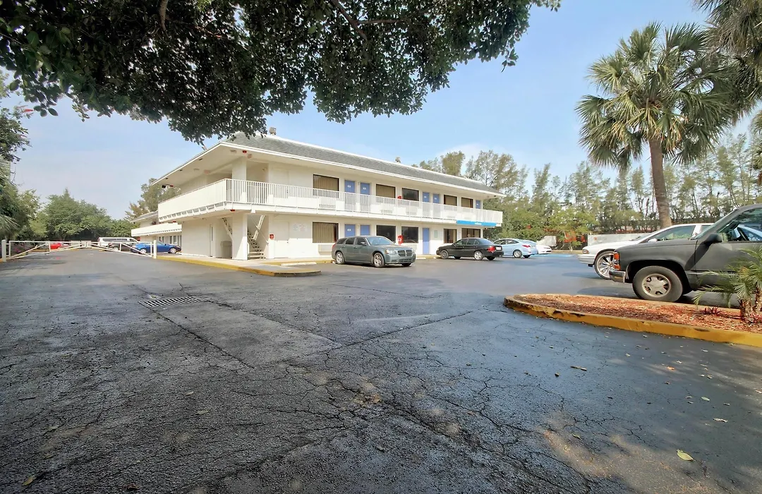 Travelodge By Wyndham Pompano Beach-1