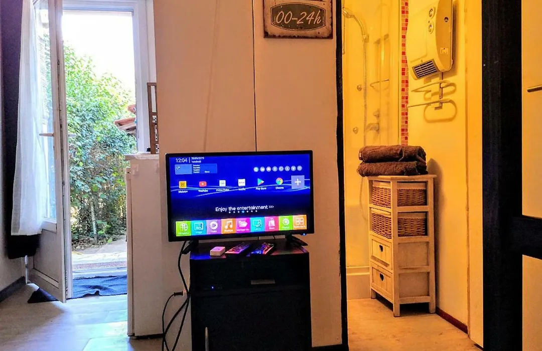 Mini Studio de 13 m2 avec terrasse 15 mn centre Nimes-1
