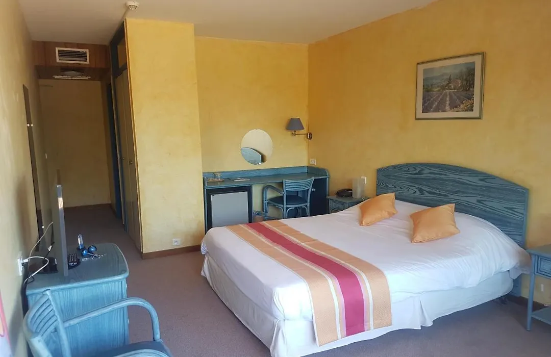 83 Hotel-1