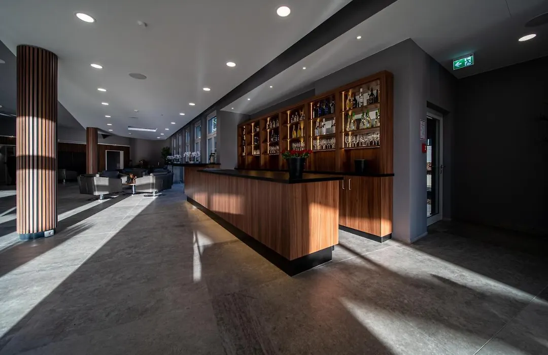 Ee Hotel-1
