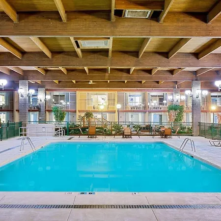 Ramada By Wyndham Mitchell Hotel & Conference Center-3