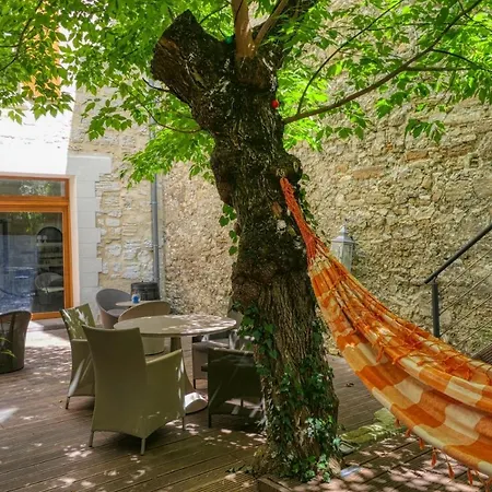 La Chambre Des Petits Papes, Intra Muros-2