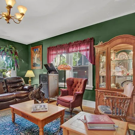Robins Nest Bed & Breakfast-2