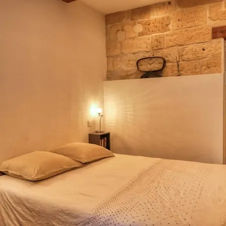La Chambre Des Petits Papes, Intra Muros-3