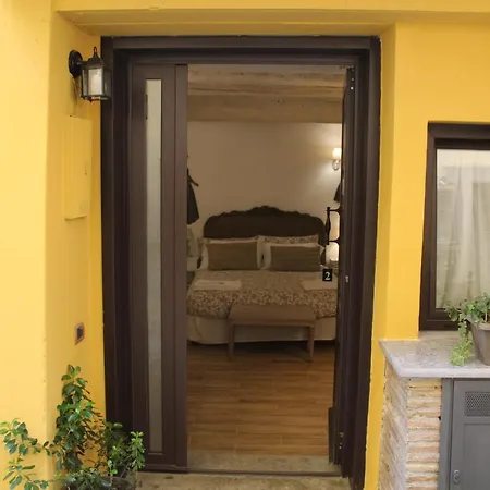 Livia'S Charming Room-3