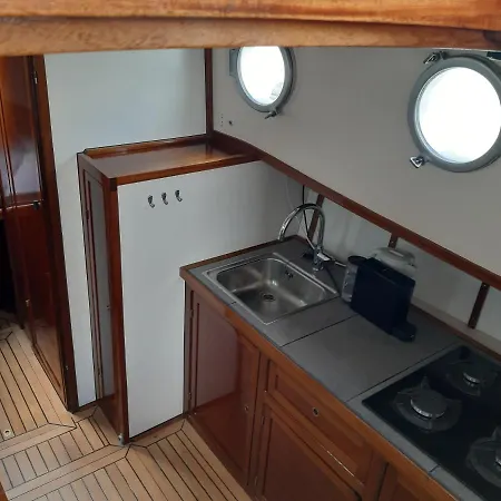 Prive B&B Motorsailer Rataplan-3