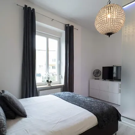 EXECUTIVE DOUBLE ROOM WITH EN-SUITE in GUEST HOUSE RUE TREVIRES R3-3