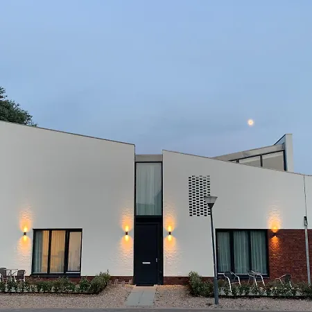 Roosjesweg 2 Luxe studio 400 meter van strand met parkeerplaats-3