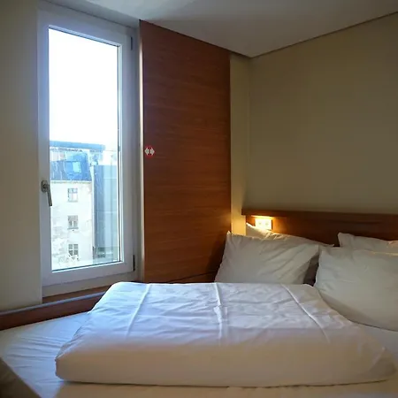 Easyhotel Berlin Hackescher Markt-3