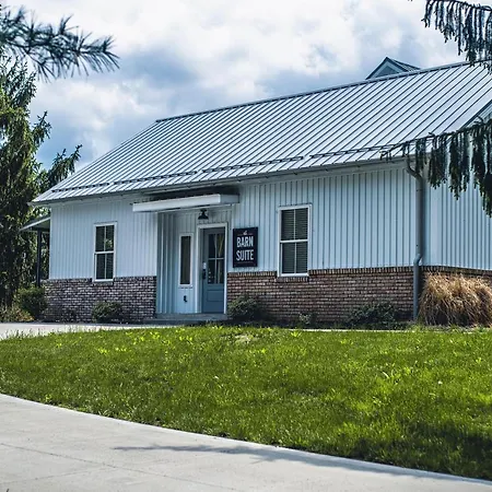 Farmhouse Suites By Amish Country Lodging-3