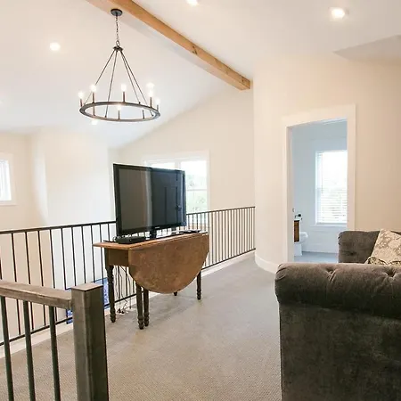 Farmhouse Suites By Amish Country Lodging-2