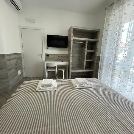 Holiday Rooms Rho-2