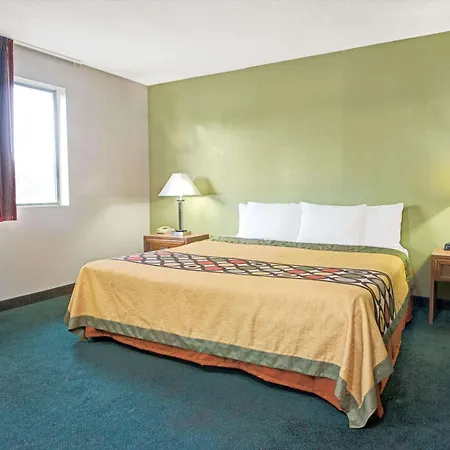 Super 8 By Wyndham Eureka/Six Flags Nearby-3
