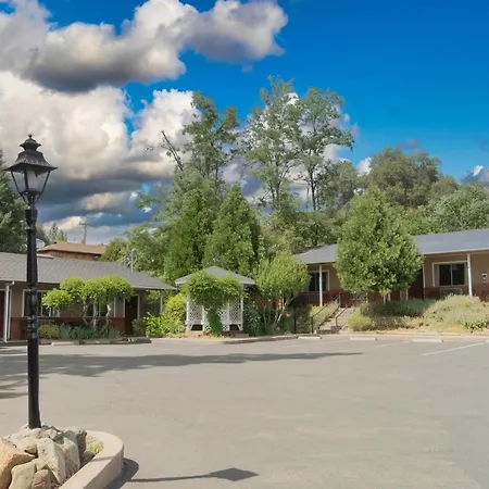 Mariposa Lodge-2