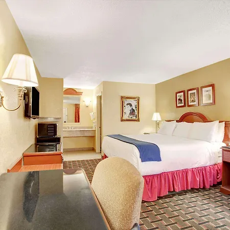 Days Inn By Wyndham Memphis At Graceland-3