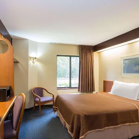 Travelodge By Wyndham Fort Myers Airport-3