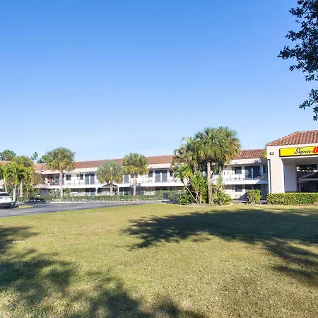 Super 8 By Wyndham Naples-2