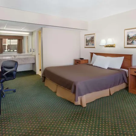 Travelodge By Wyndham Jackson-3