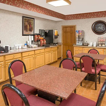 Super 8 By Wyndham Three Rivers-3