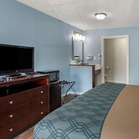 Econo Lodge Inn & Suites Sandusky South-3
