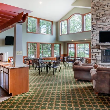 Howard Johnson By Wyndham Traverse City-3