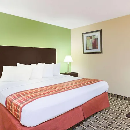 Days Inn & Suites By Wyndham Madison Heights Mi-2
