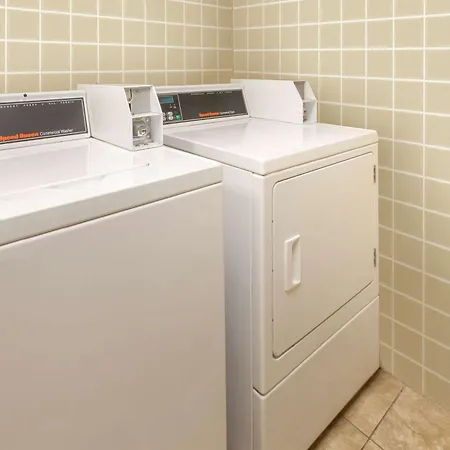 Days Inn & Suites By Wyndham Madison Heights Mi-3
