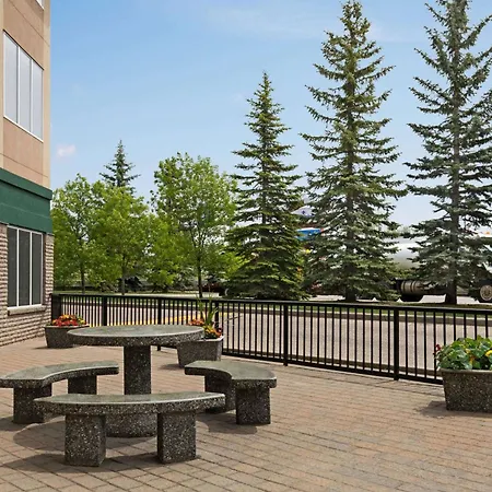 Super 8 By Wyndham Calgary Shawnessy Area-3