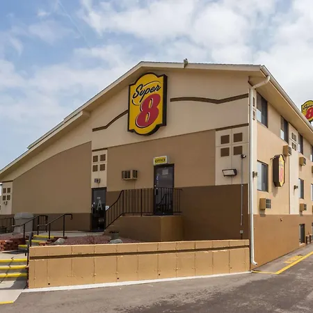 Super 8 By Wyndham Janesville-3