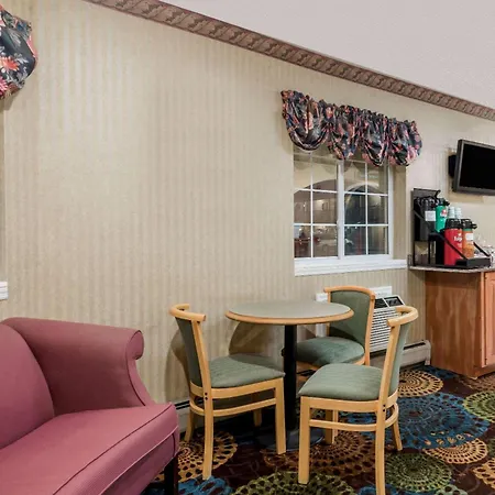 Howard Johnson By Wyndham Lenox-3