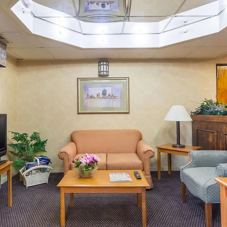 Econo Lodge & Suites Clarksville Near Governors Square Mall-2