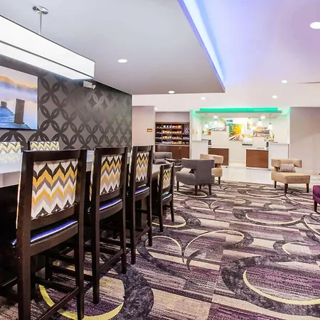 La Quinta Inn And Suites By Wyndham Elkhart-3