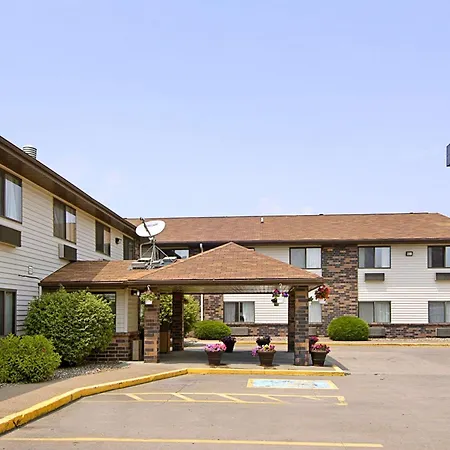 Days Inn & Suites By Wyndham Davenport East-2