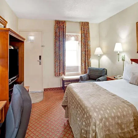 Ramada By Wyndham West Memphis-2