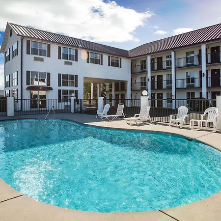 Super 8 By Wyndham Sevierville Riverside-3