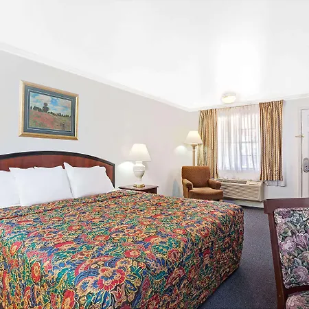 Days Inn By Wyndham Everett-3