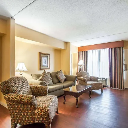 Clarion Inn & Suites University Center-2