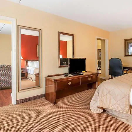 Clarion Inn & Suites University Center-3