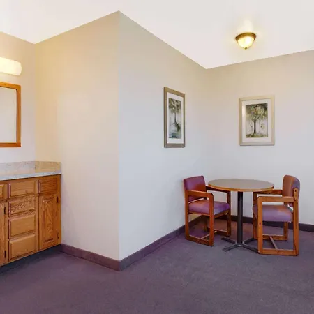 Super 8 By Wyndham Klamath Falls-3