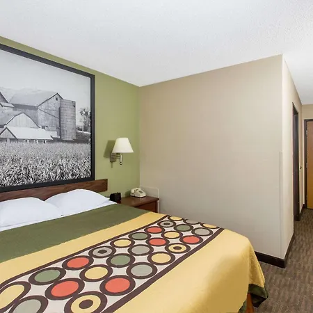 Super 8 By Wyndham Fairmont-2