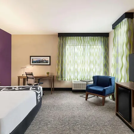 La Quinta Inn & Suites By Wyndham Burlington-2