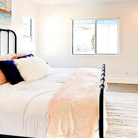 Luxe Balboa Peninsula Condo W Gourmet Kitchen And Epic Rooftop Deck-3