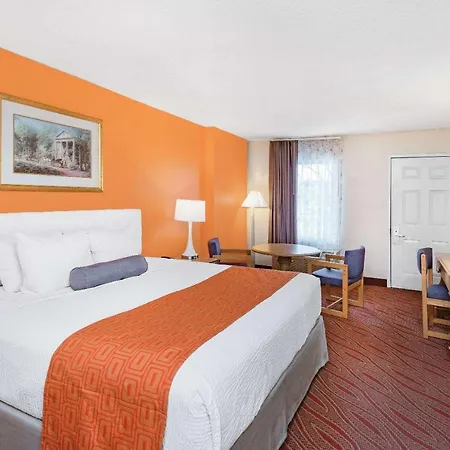 Howard Johnson By Wyndham Staunton-3