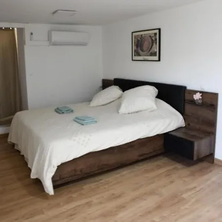 Maison d'hotes - chambre-kitchenette-salle de bain-espace extèrieur-2