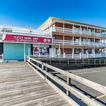 Boardwalk Hotel Charlee & Apartments Beach Hotel Oceanfront-2