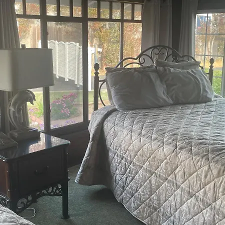 Edgewater Beach Inn & Suites-3