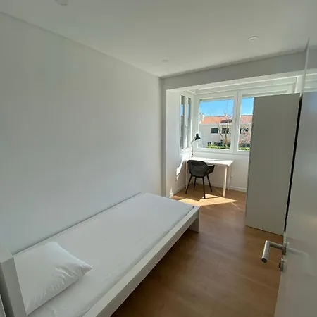 Carcavelos Beach Shared Serviced Apartment 11-2