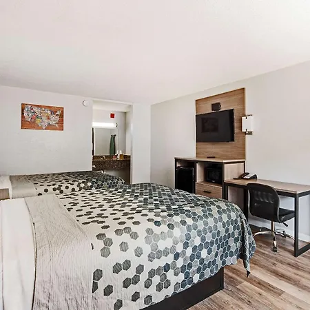 Econo Lodge Inn & Suites Near Bricktown-3